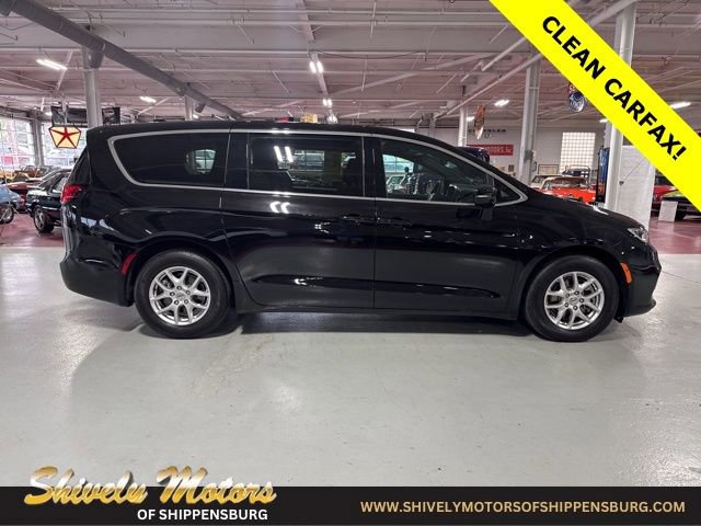 Used 2024 Chrysler Pacifica Touring image 6