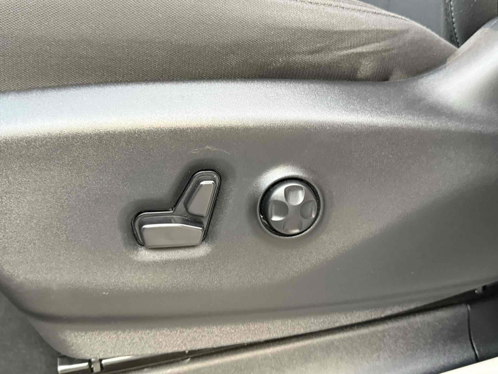 Used 2023 Chrysler Voyager LX image 51