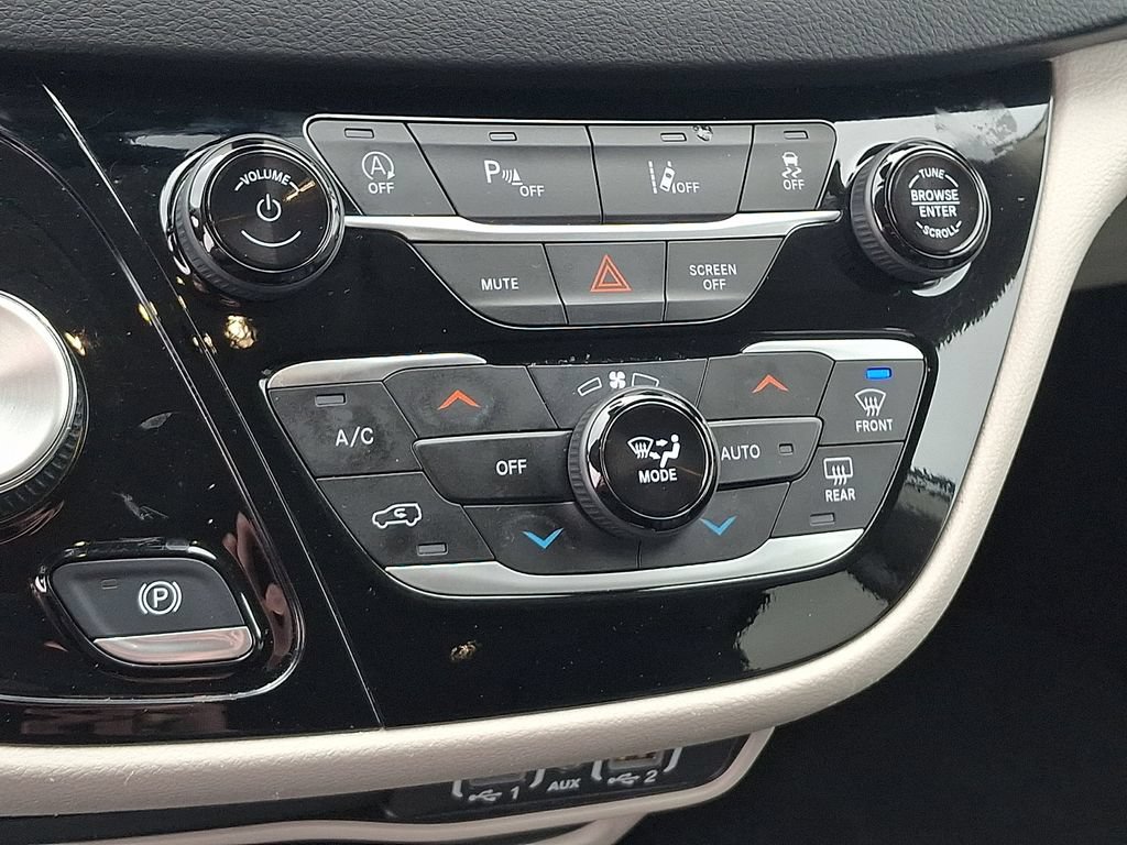 Used 2024 Chrysler Pacifica Touring-L FWD image 15