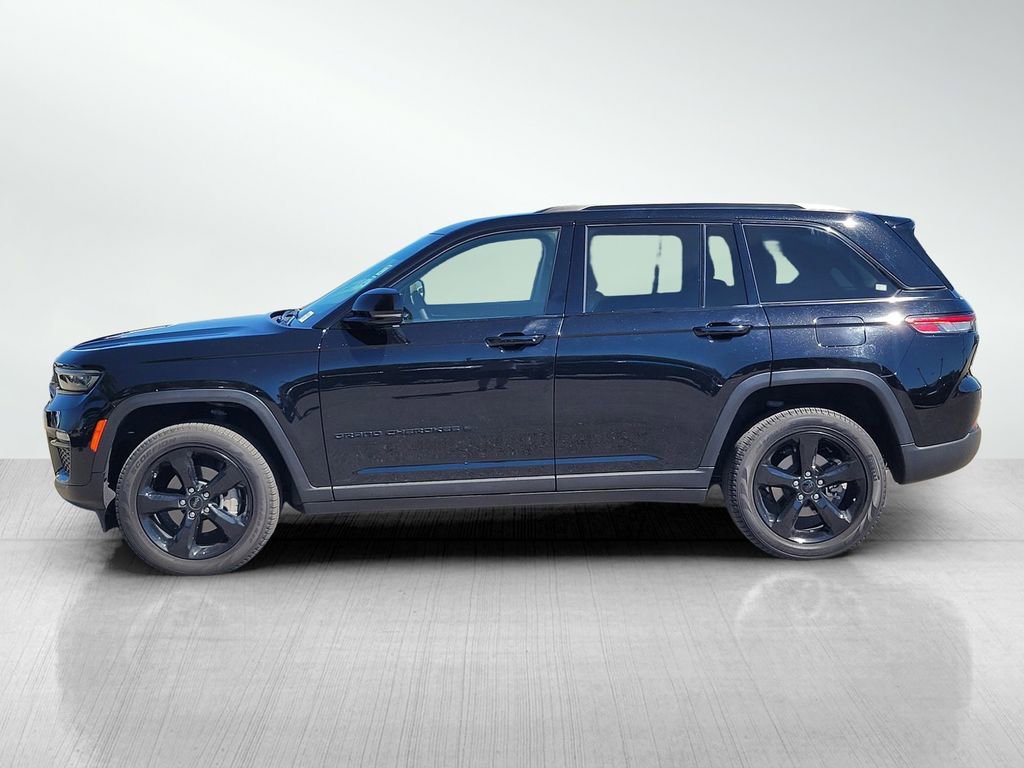 Used 2023 Jeep Grand Cherokee Limited w/ Black Appearance Package image 7