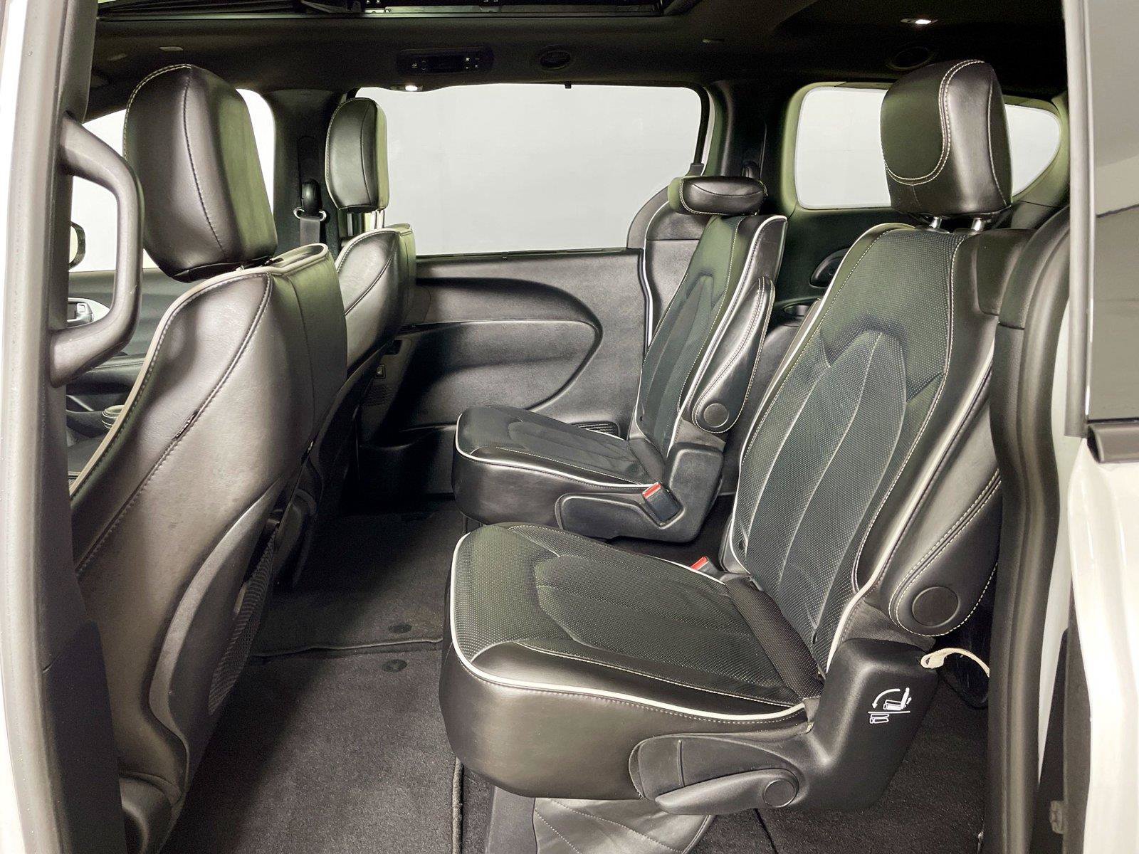 Used 2025 Chrysler Pacifica Limited FWD image 11