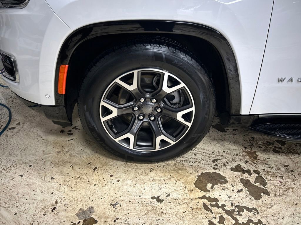 Certified 2024 Jeep Wagoneer L Series III w/ Flexible Seating Group image 11