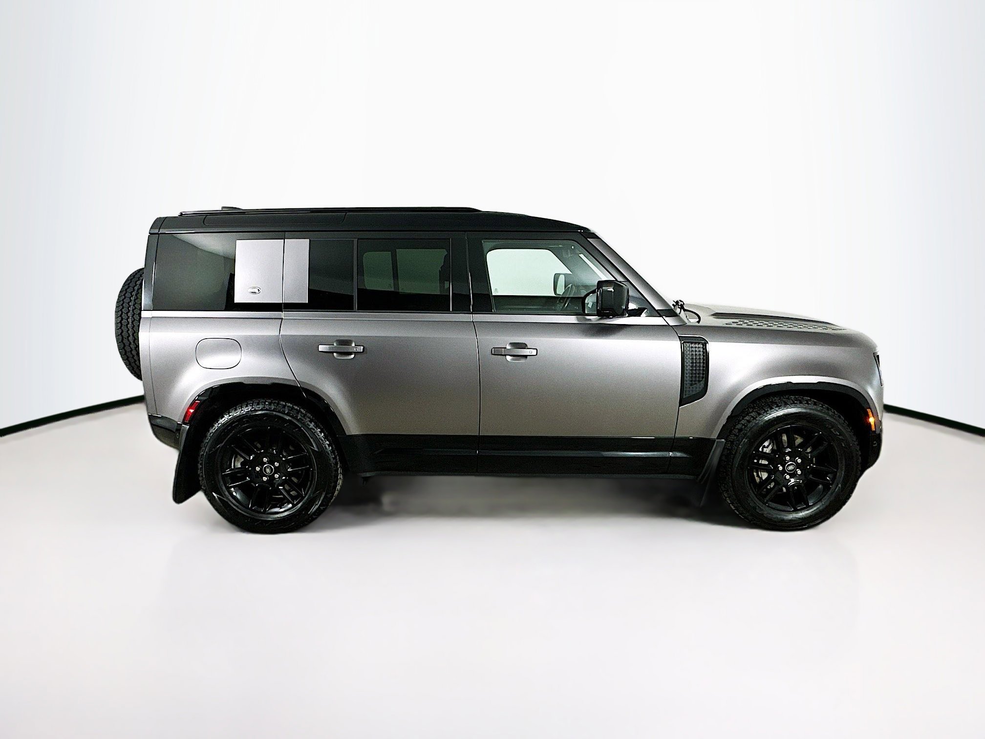 Used 2022 Land Rover Defender 110 X-Dynamic SE image 4