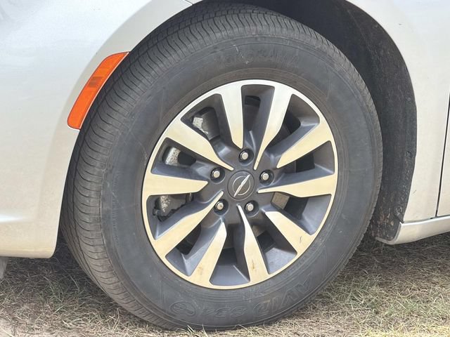 Used 2024 Chrysler Pacifica Limited FWD image 13