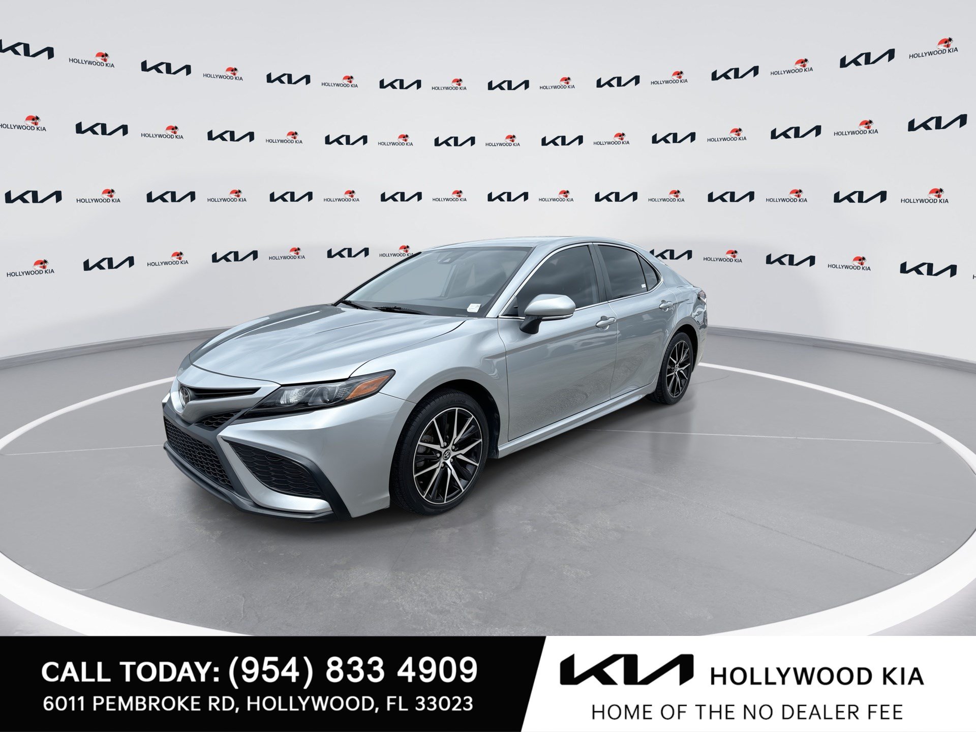Used 2023 Toyota Camry SE FWD image 4