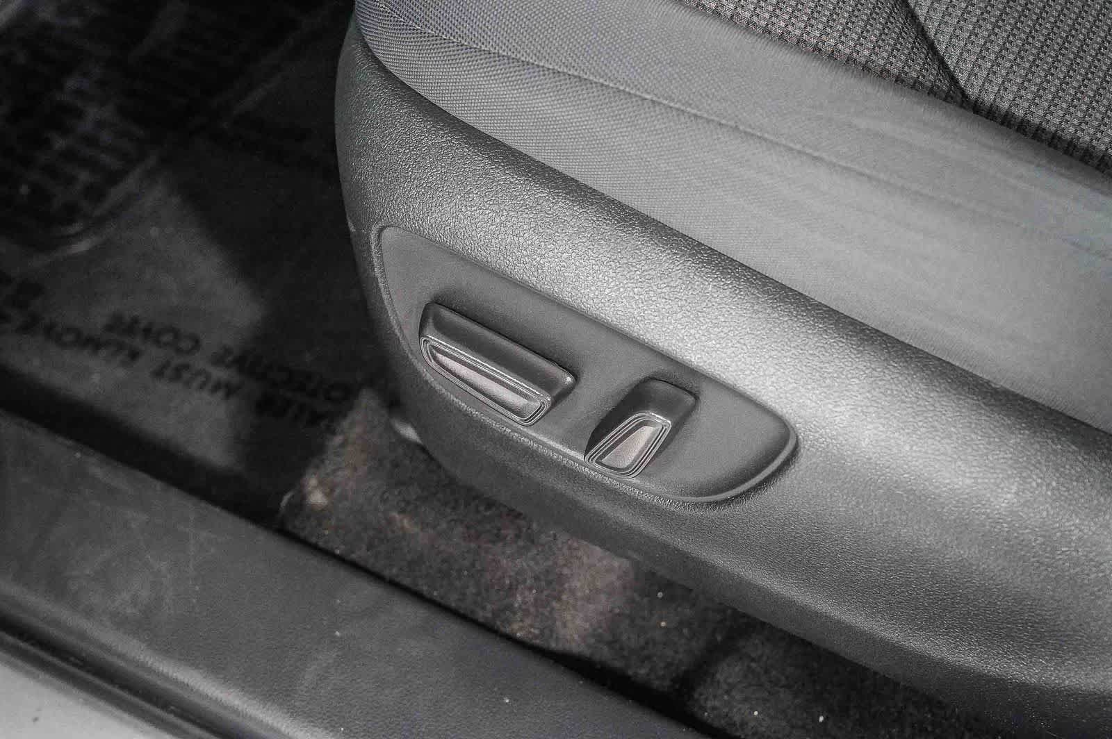 Used 2025 Toyota Highlander LE FWD image 22