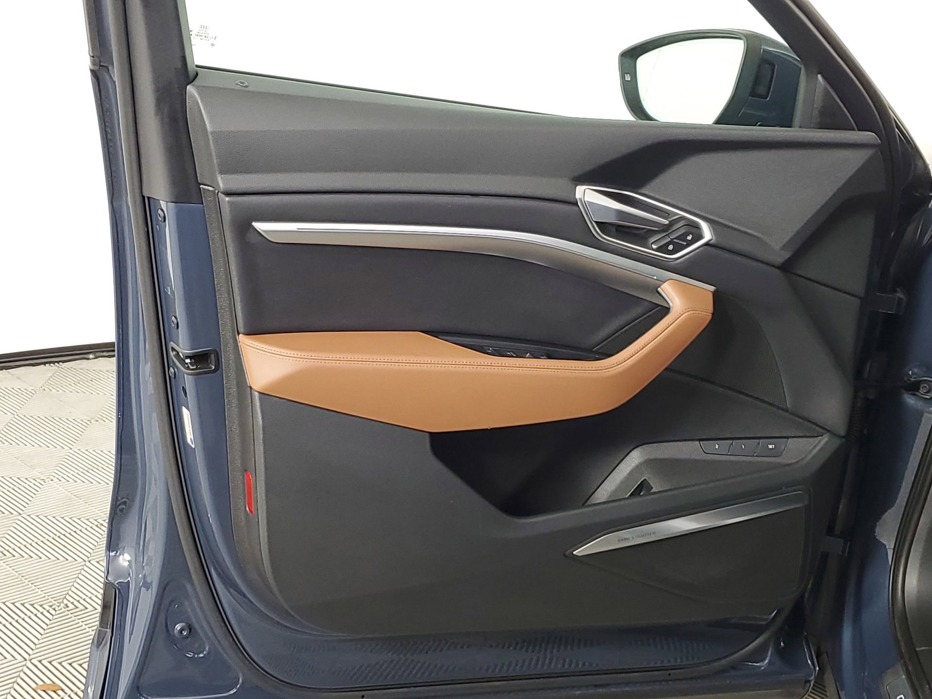 Used 2023 Audi e-tron Premium Plus w/ Premium Plus Package image 23