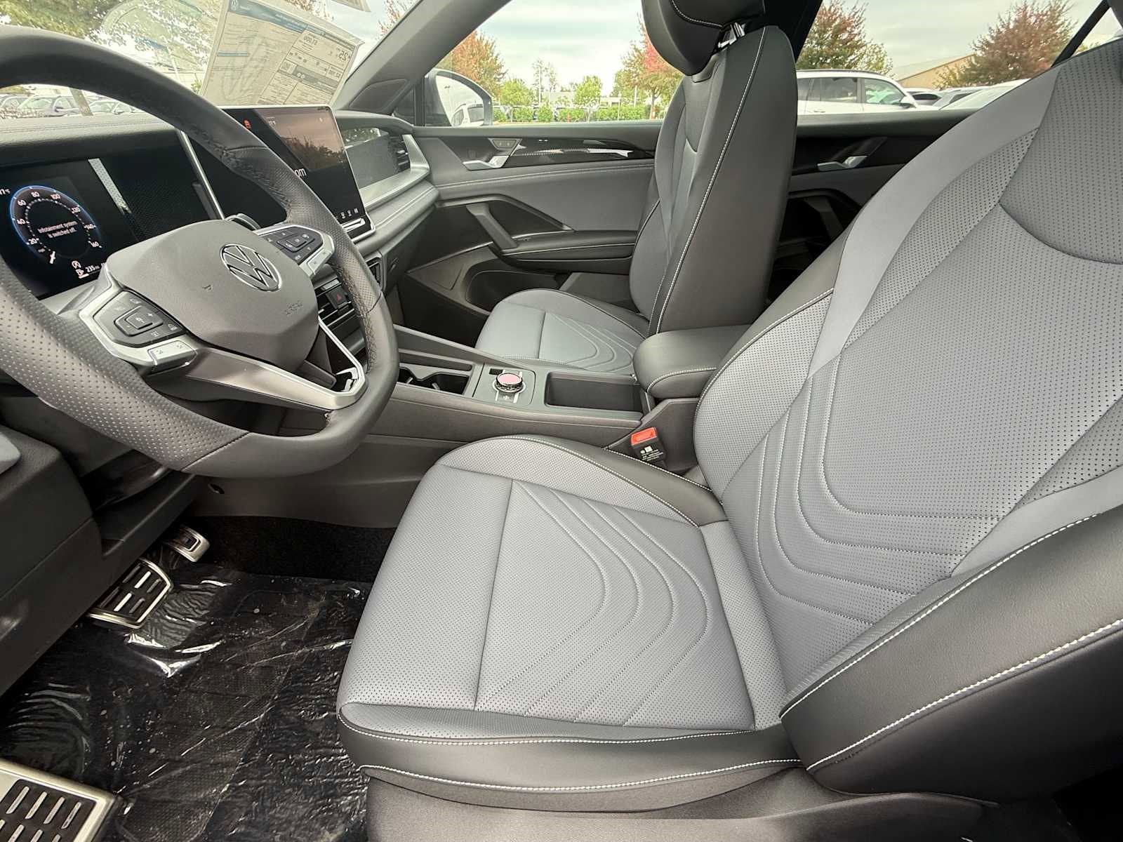 New 2026 Volkswagen Tiguan SE R-Line AWD/4WD image 9