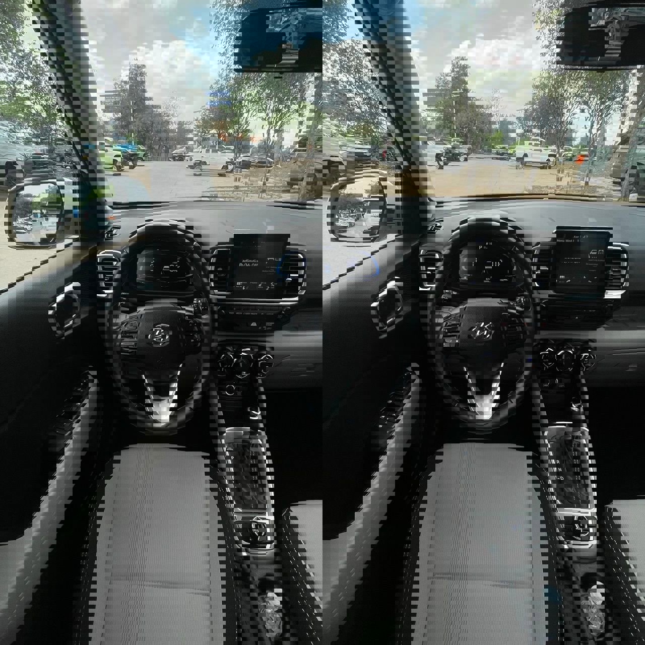 Used 2025 Hyundai Venue SEL FWD image 11