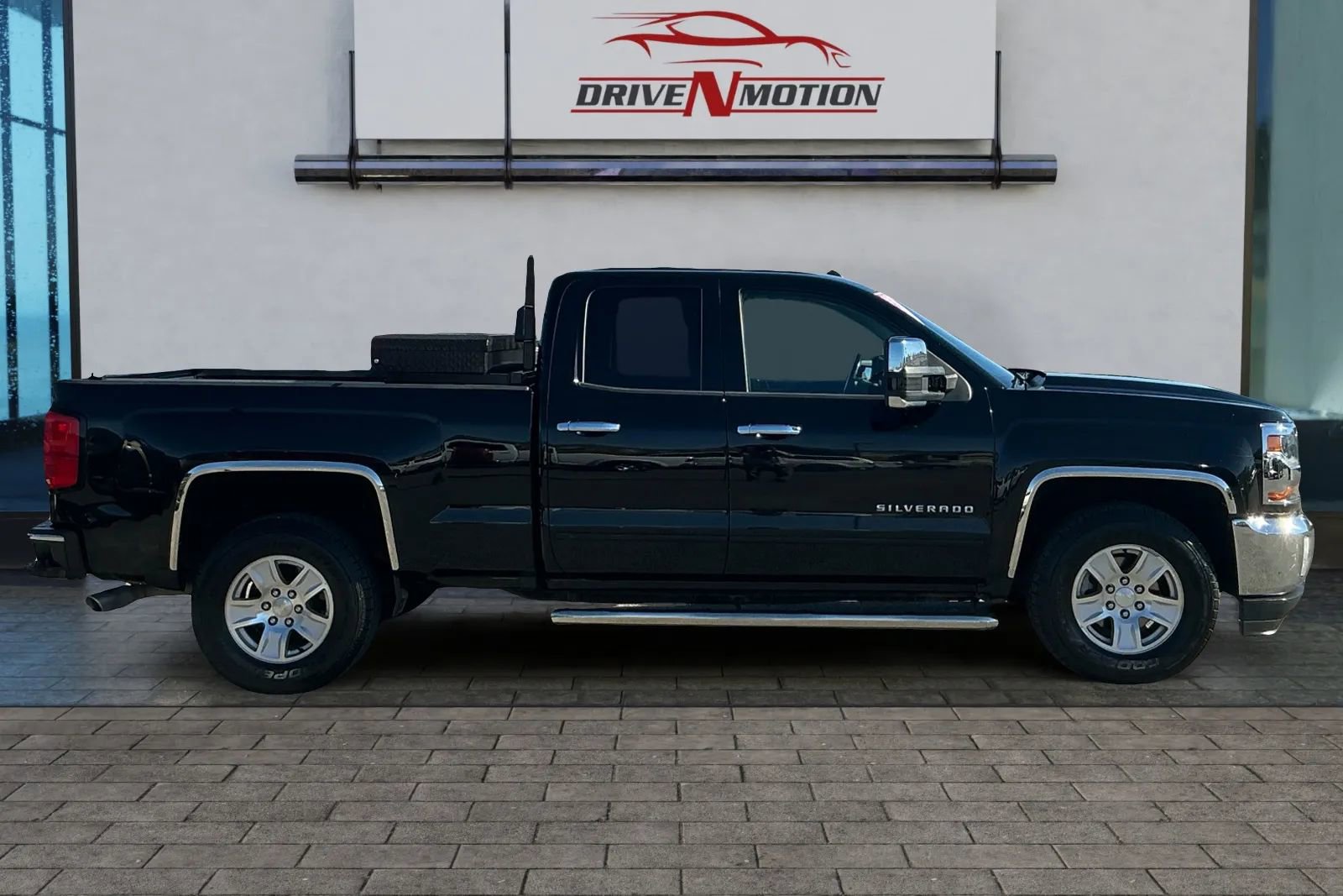 Used 2018 Chevrolet Silverado 1500 LT w/ All Star Edition image 3