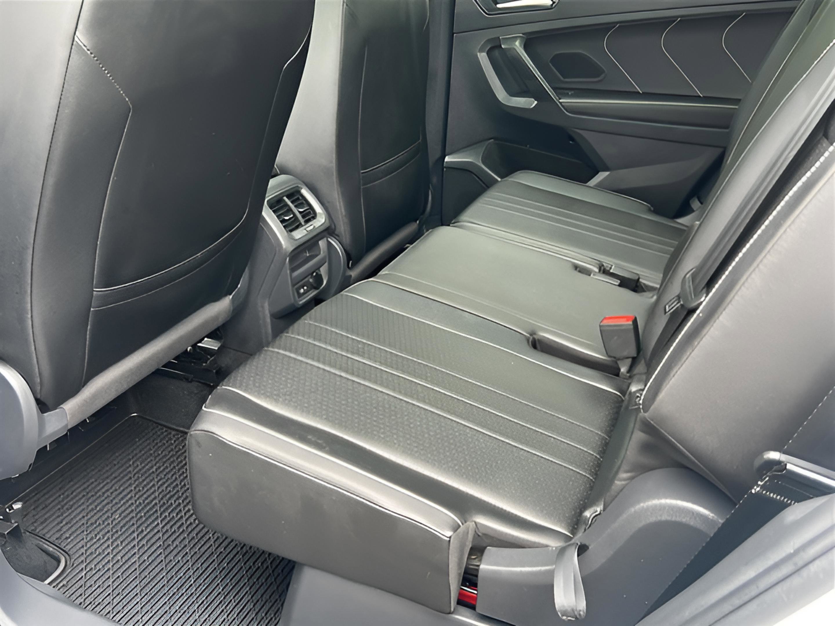 Used 2023 Volkswagen Tiguan SE w/ Panoramic Sunroof Package FWD image 29