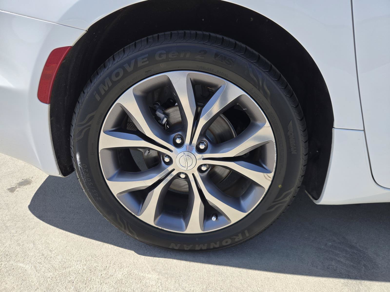 Used 2018 Chrysler Pacifica Limited w/ Tire & Wheel Group FWD image 31