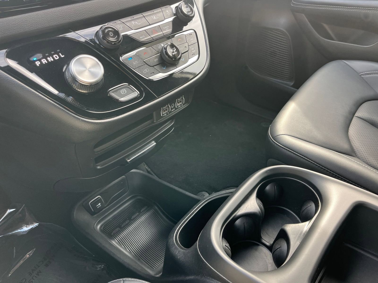 Used 2025 Chrysler Pacifica Select image 44