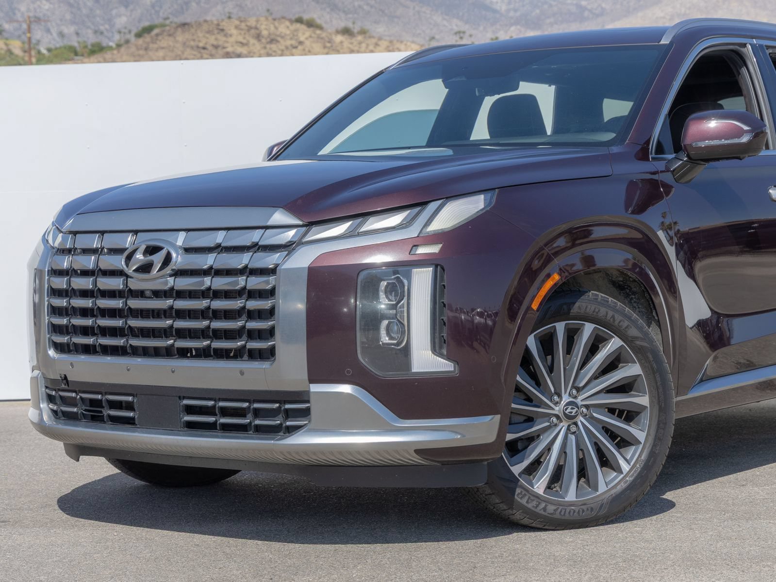 Used 2023 Hyundai Palisade Calligraphy FWD image 2