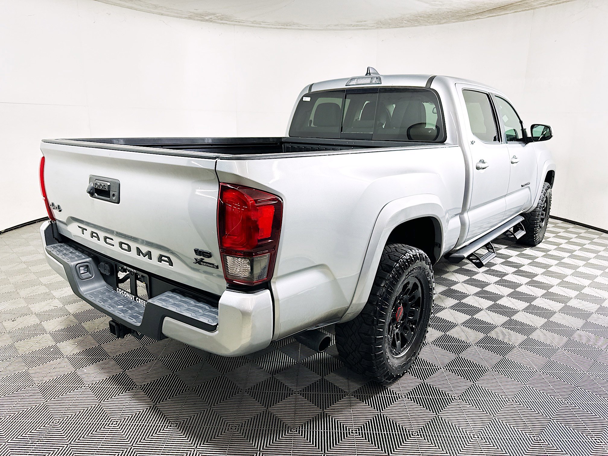 Used 2022 Toyota Tacoma SR5 w/ Technology Package AWD/4WD image 3