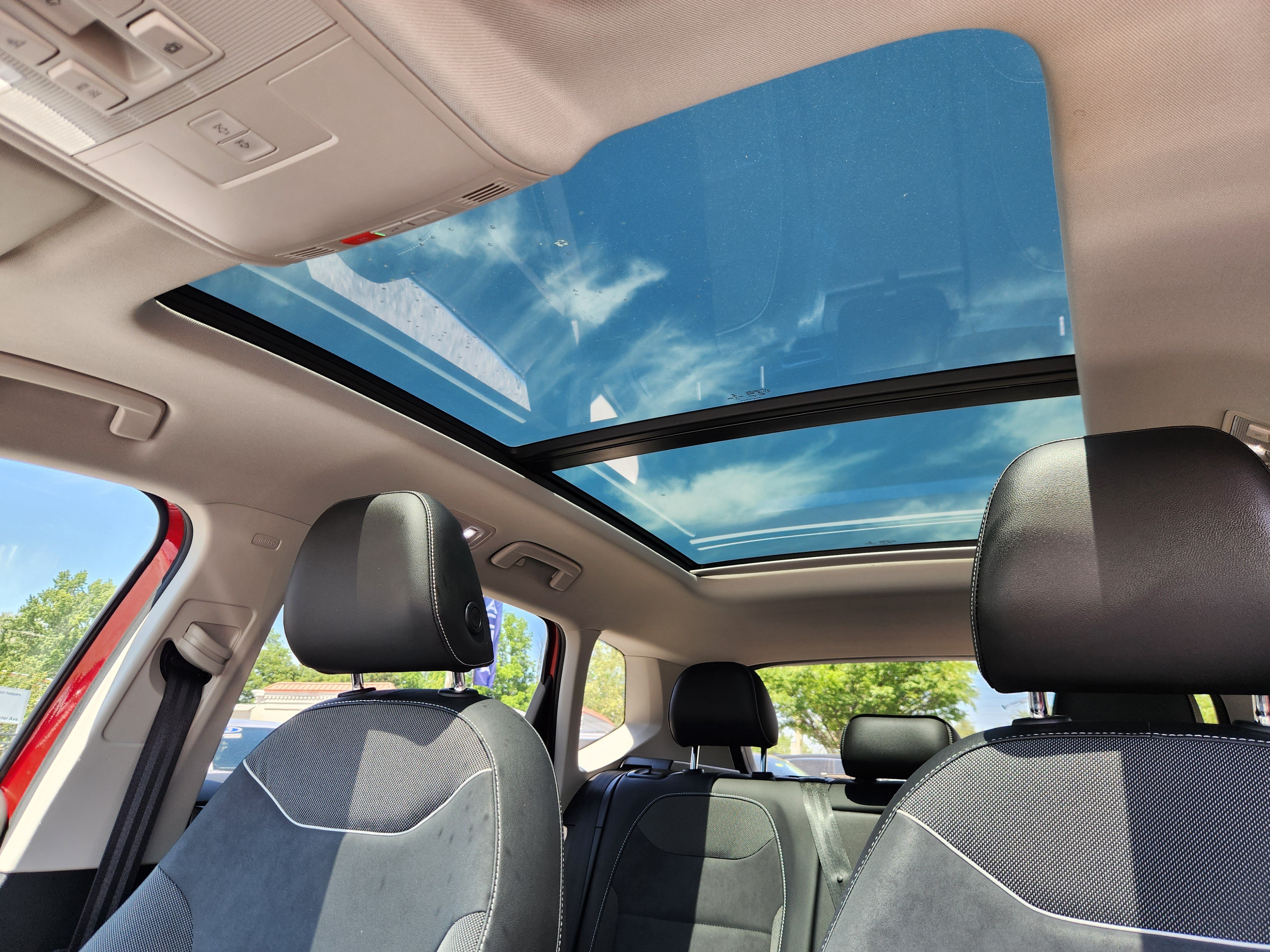 Certified 2023 Volkswagen Taos SE w/ Panoramic Sunroof Package AWD/4WD image 15