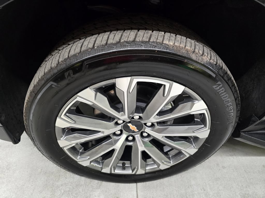 Used 2025 Chevrolet Suburban High Country RWD image 10