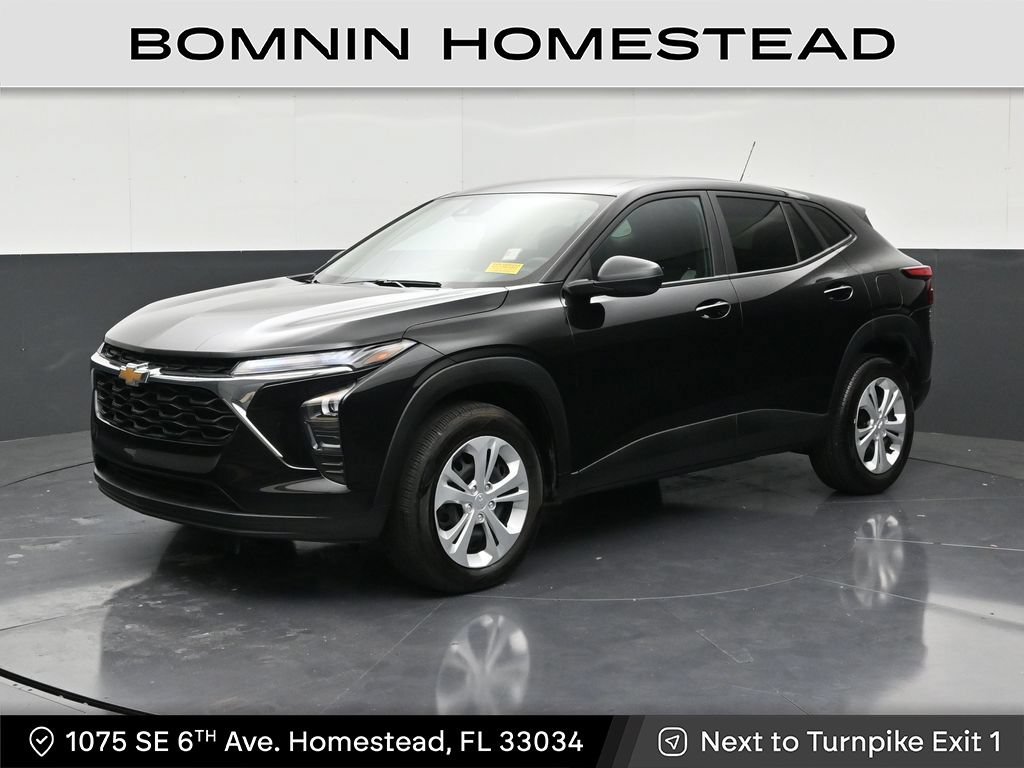 Used 2025 Chevrolet Trax LS FWD image 1