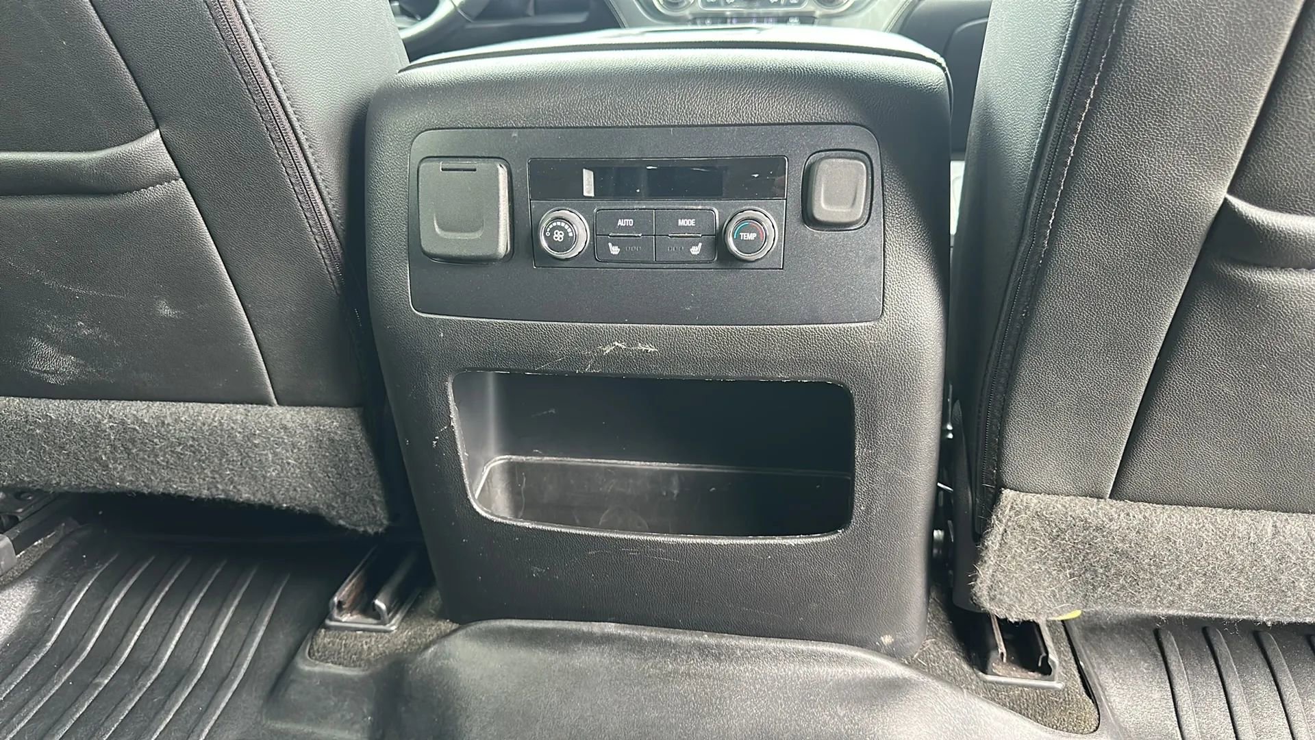 Used 2018 Chevrolet Suburban Premier RWD image 24