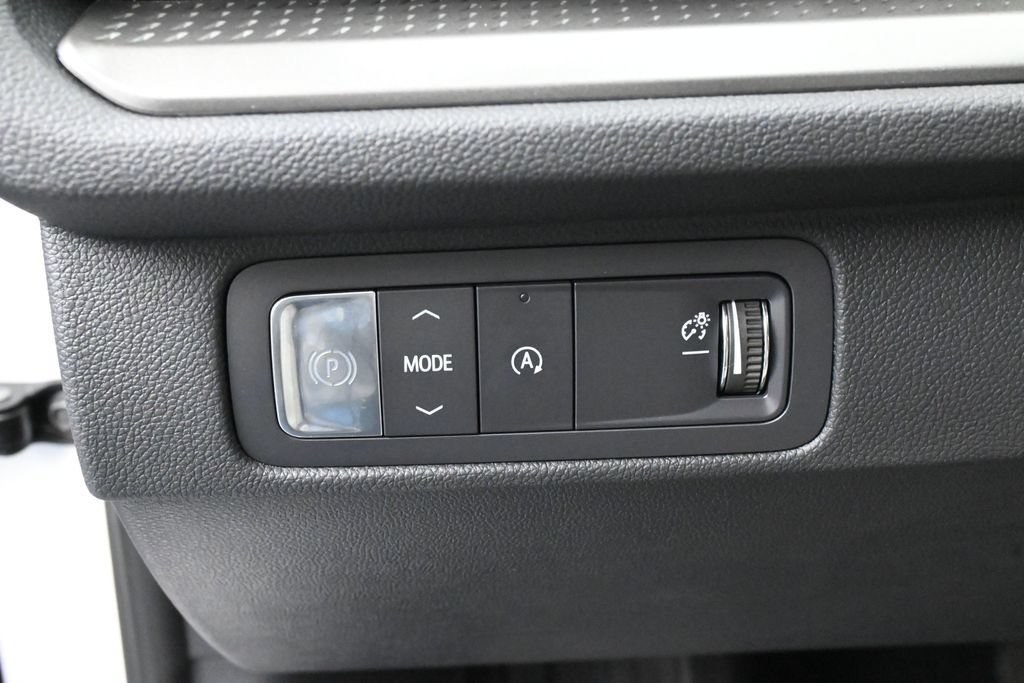 Used 2025 Chevrolet Traverse LT FWD image 16