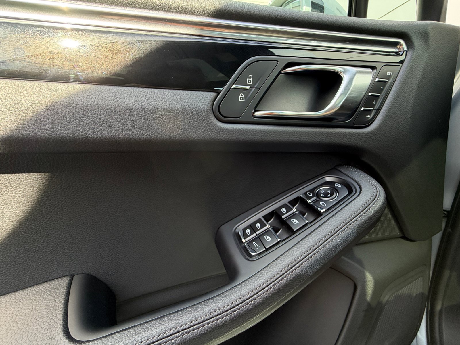 Used 2025 Porsche Macan AWD/4WD image 26