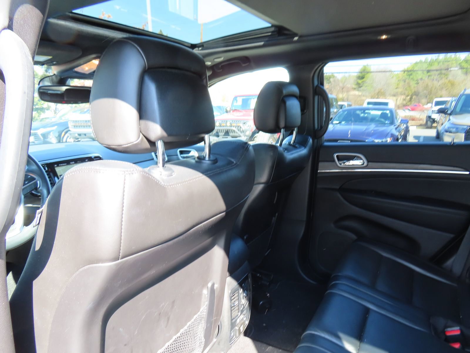 Used 2021 Jeep Grand Cherokee Limited w/ Luxury Group II image 28