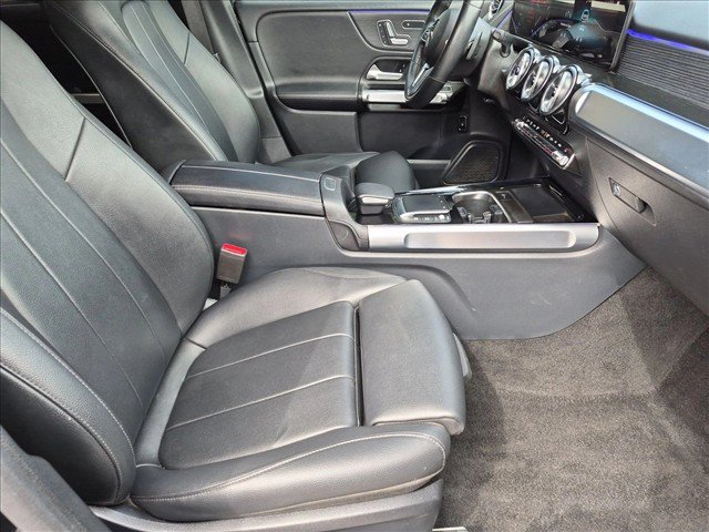 Used 2023 Mercedes-Benz GLB 250 4MATIC w/ Premium Package image 21