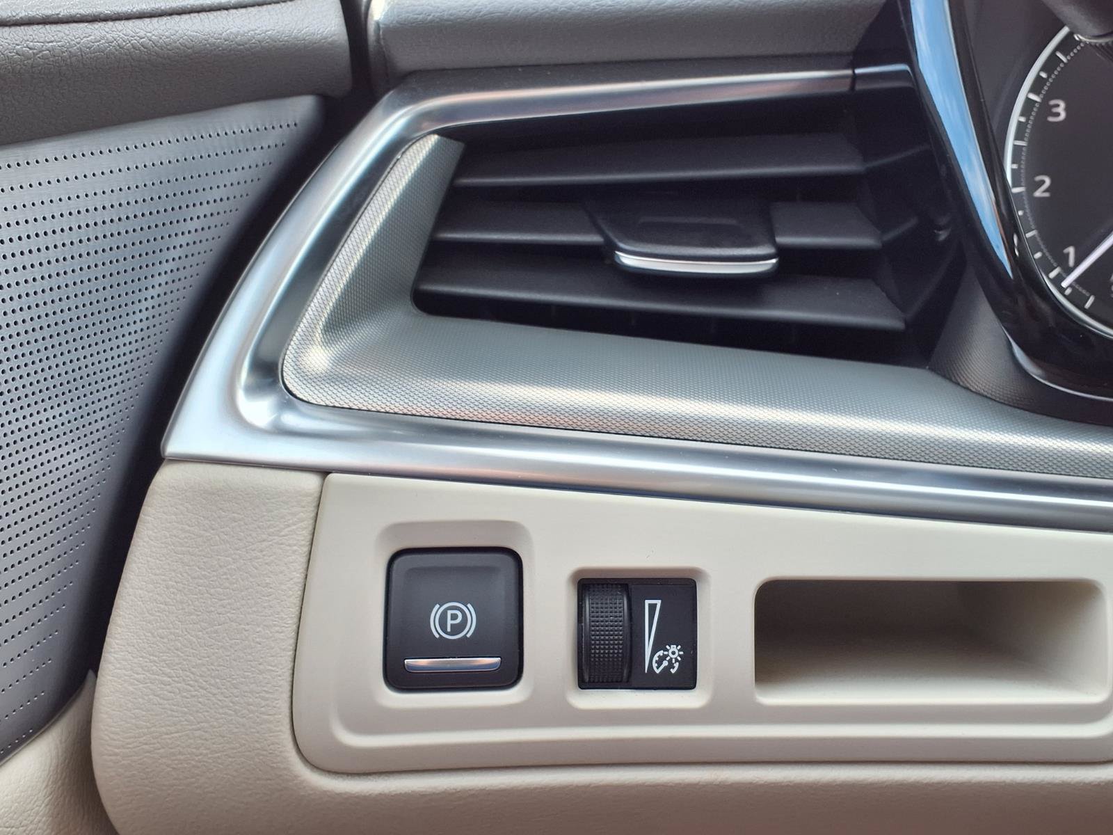 Used 2024 Cadillac XT5 Premium Luxury w/ LPO, Floor Liner Package AWD/4WD image 26