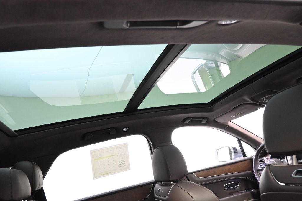 Used 2023 Bentley Bentayga image 18