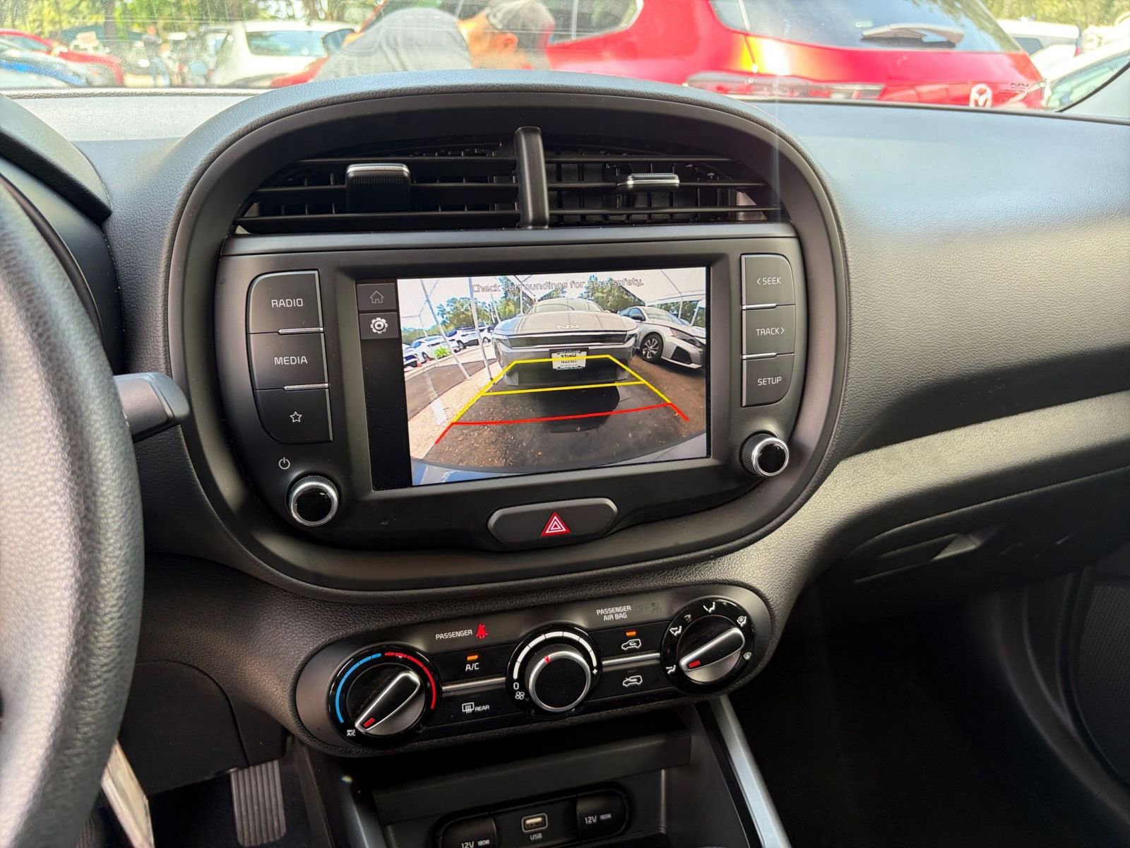 Used 2025 Kia Soul LX w/ LX Technology Package FWD image 17