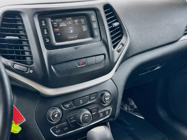 Used 2014 Jeep Cherokee Latitude w/ Trailer Tow Group FWD image 12