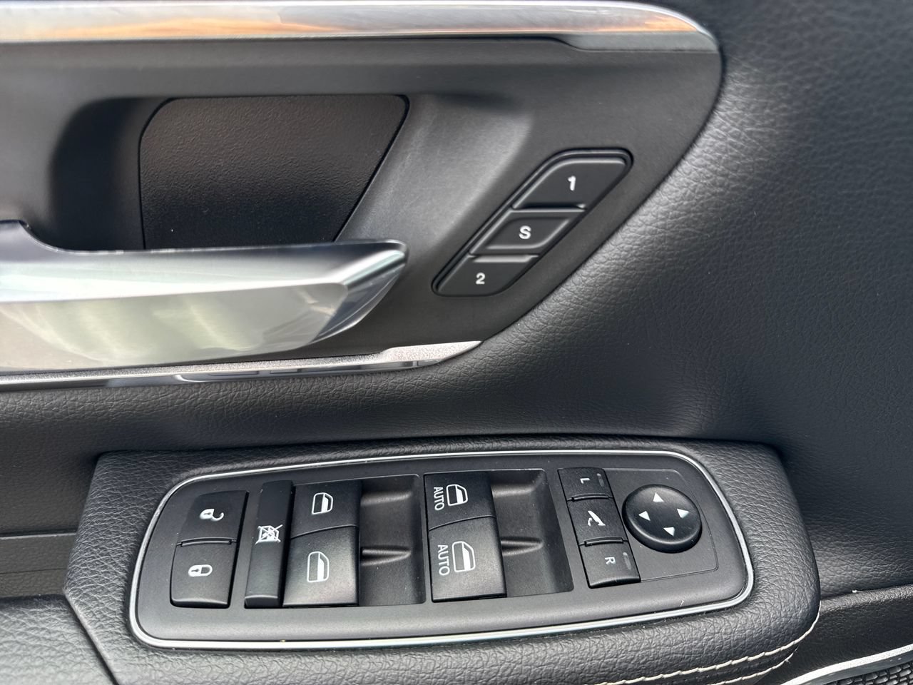 Used 2019 RAM 1500 Laramie AWD/4WD image 18