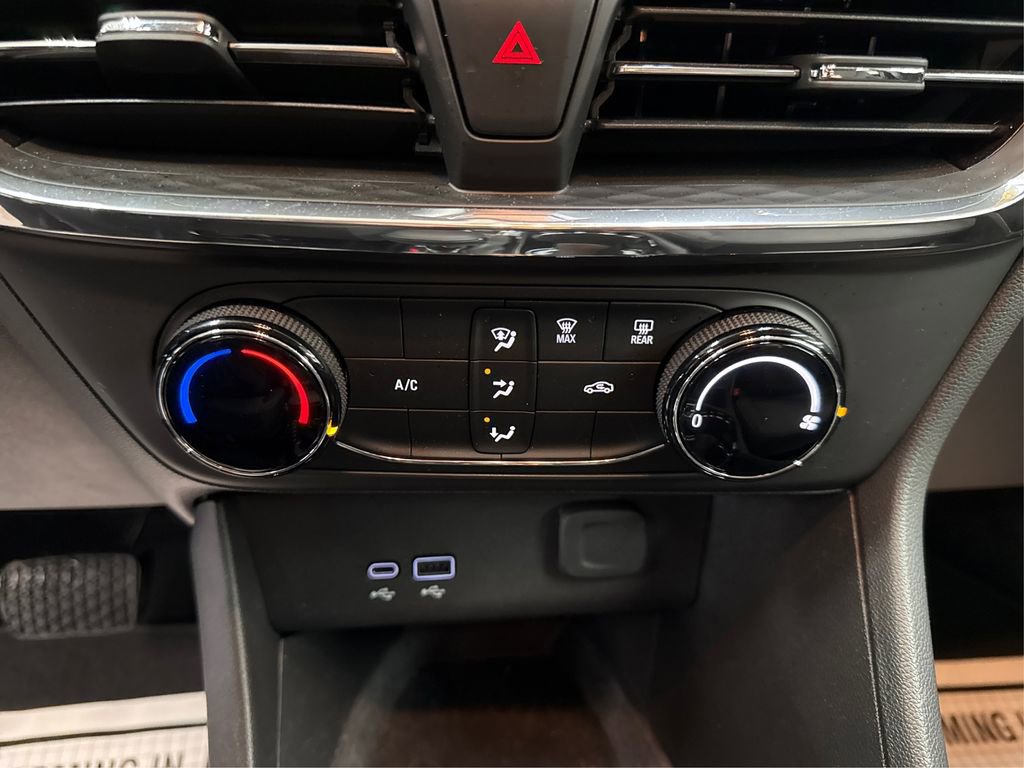 Used 2025 Buick Encore GX Preferred image 32