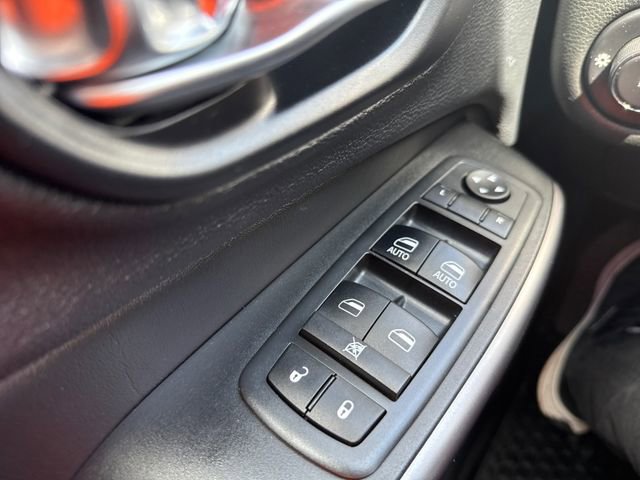 Used 2019 Jeep Cherokee Latitude Plus w/ Cold Weather Group AWD/4WD image 25