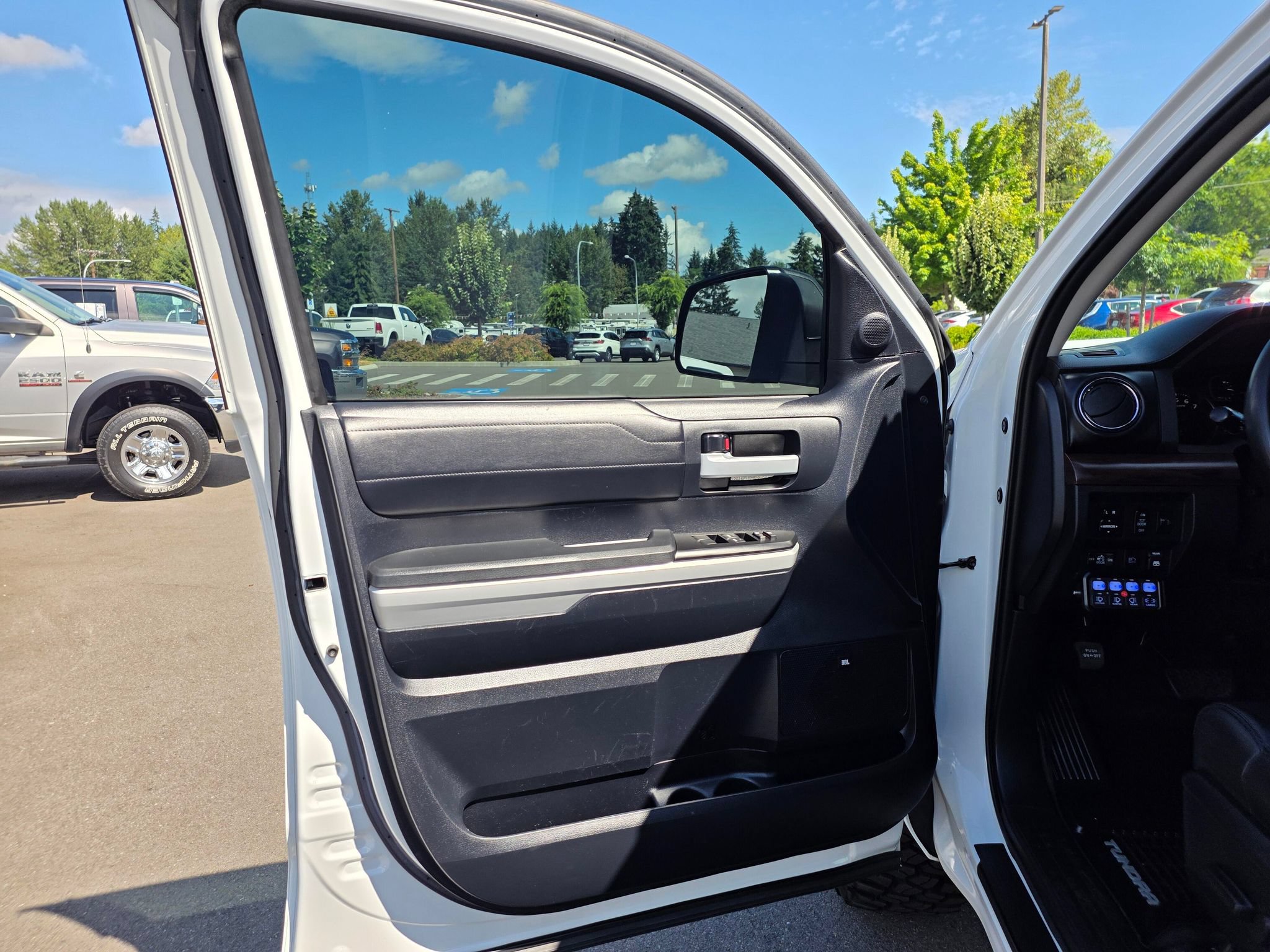 Used 2018 Toyota Tundra Limited w/ Limited Premium Package AWD/4WD image 24