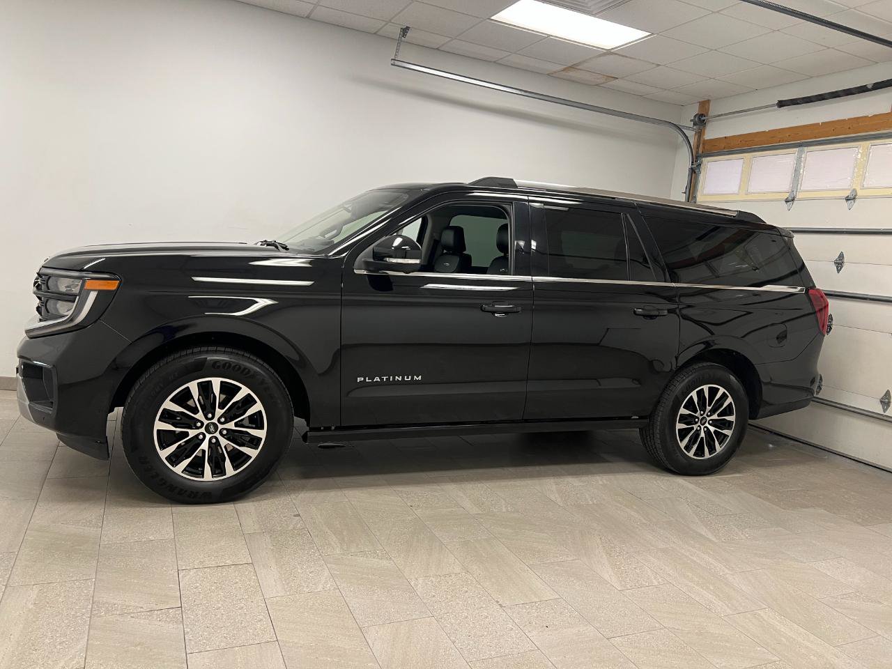 Used 2025 Ford Expedition Max Platinum AWD/4WD image 5