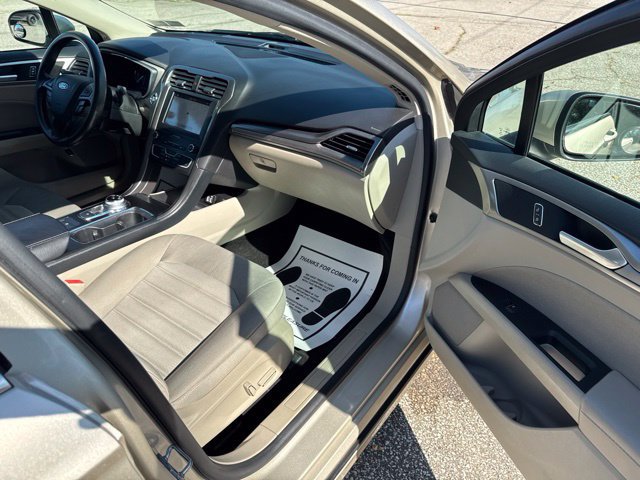 Used 2019 Ford Fusion SE FWD image 17