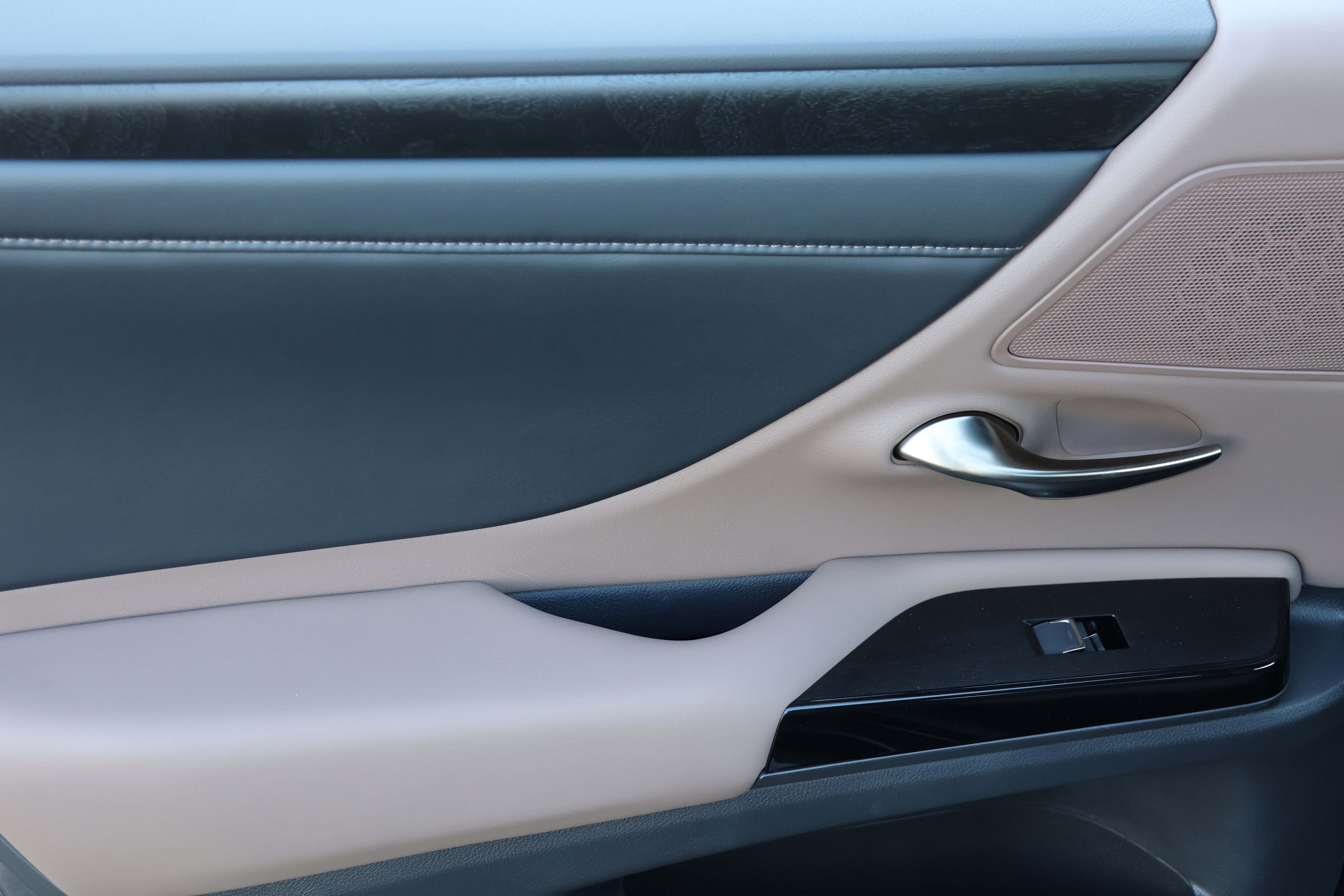 Used 2025 Lexus ES 350 w/ Premium Package image 39