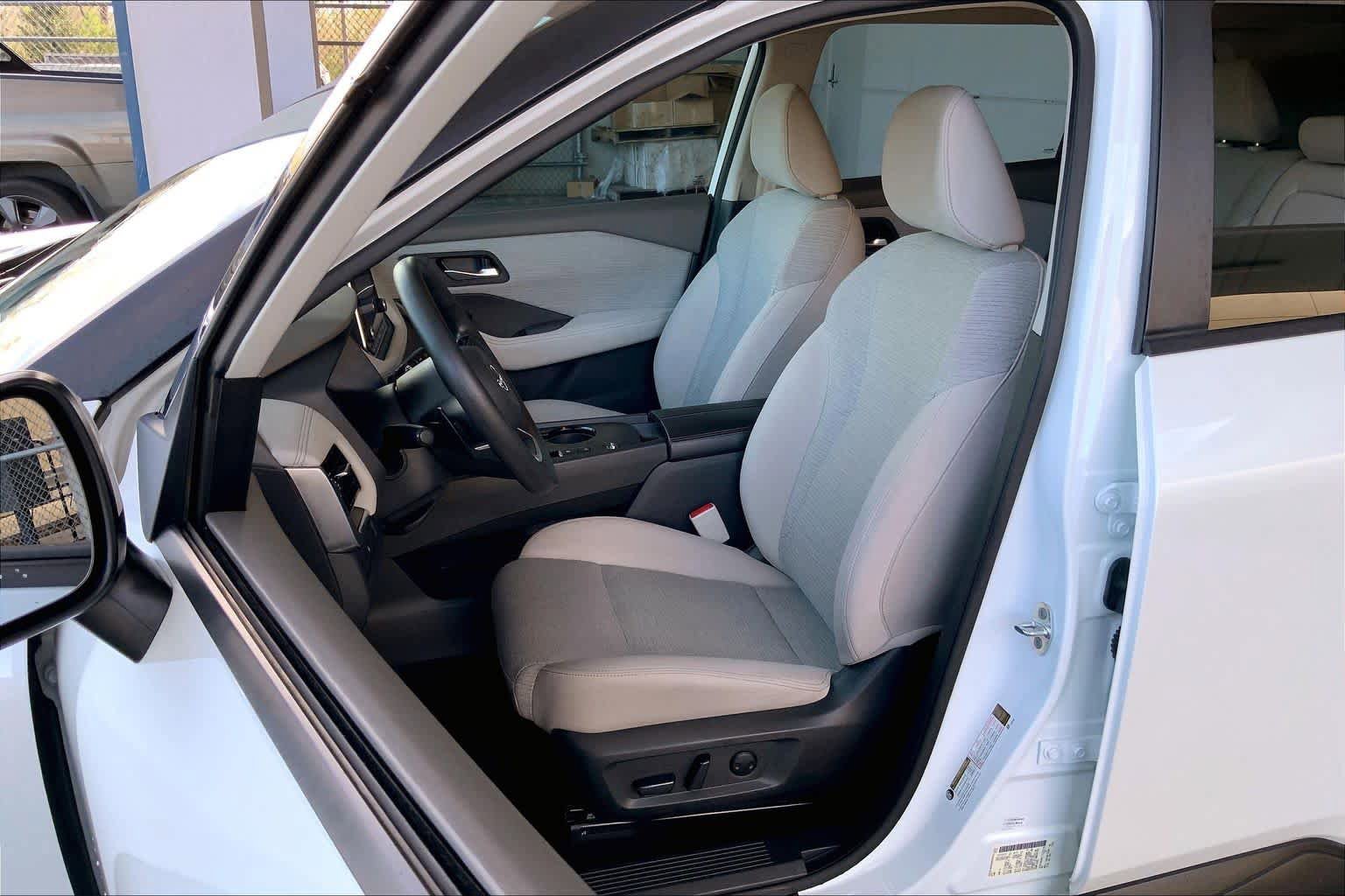 Used 2022 Nissan Rogue SV FWD image 8