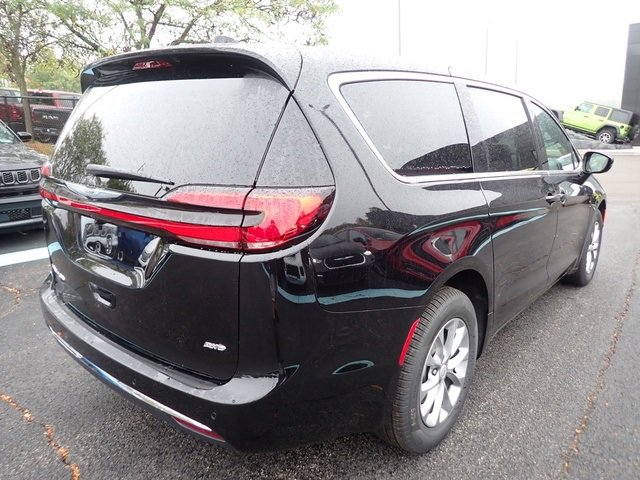 New 2026 Chrysler Pacifica Select image 7
