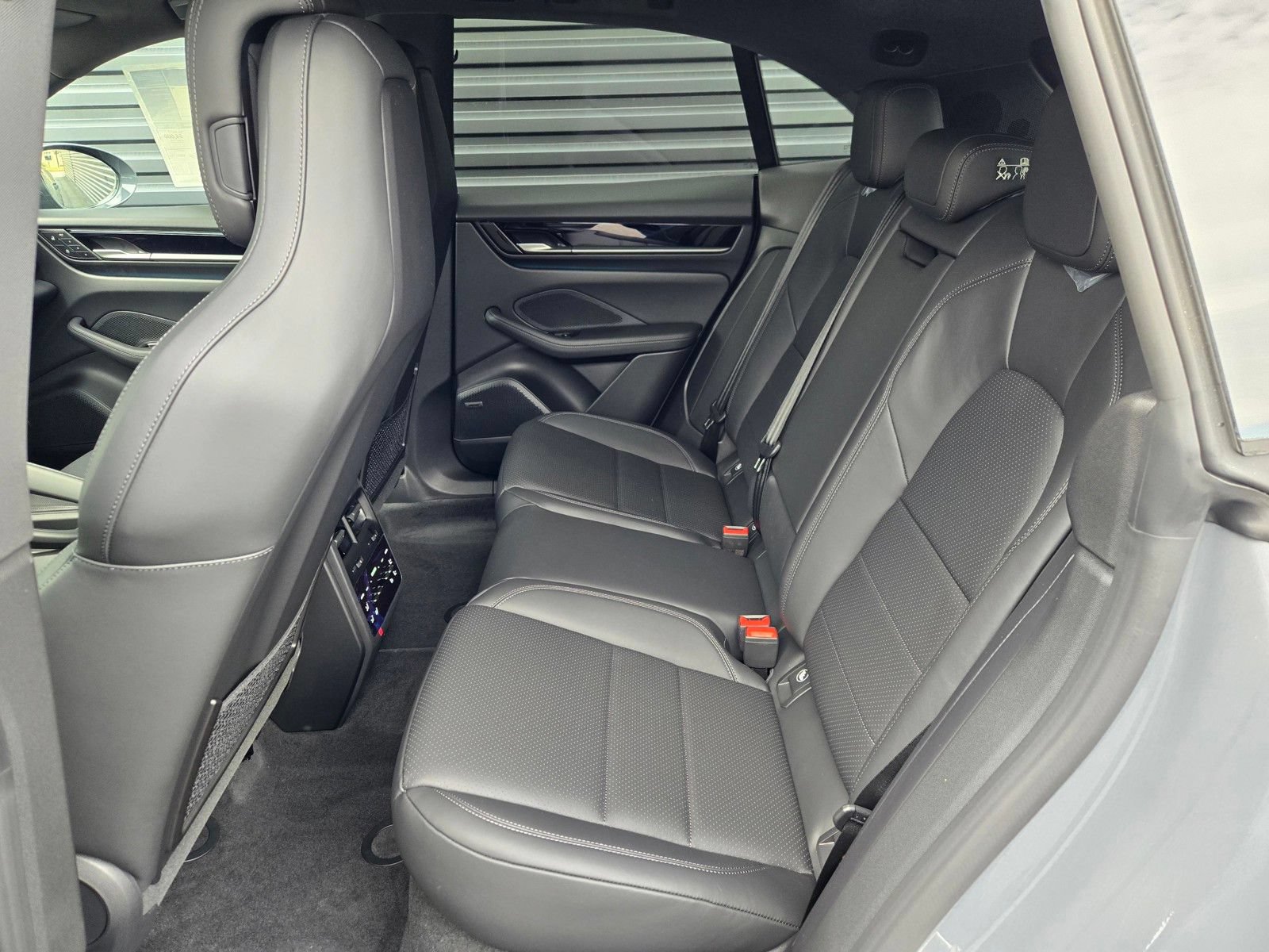 New 2026 Porsche Macan 4 Electric AWD/4WD image 18