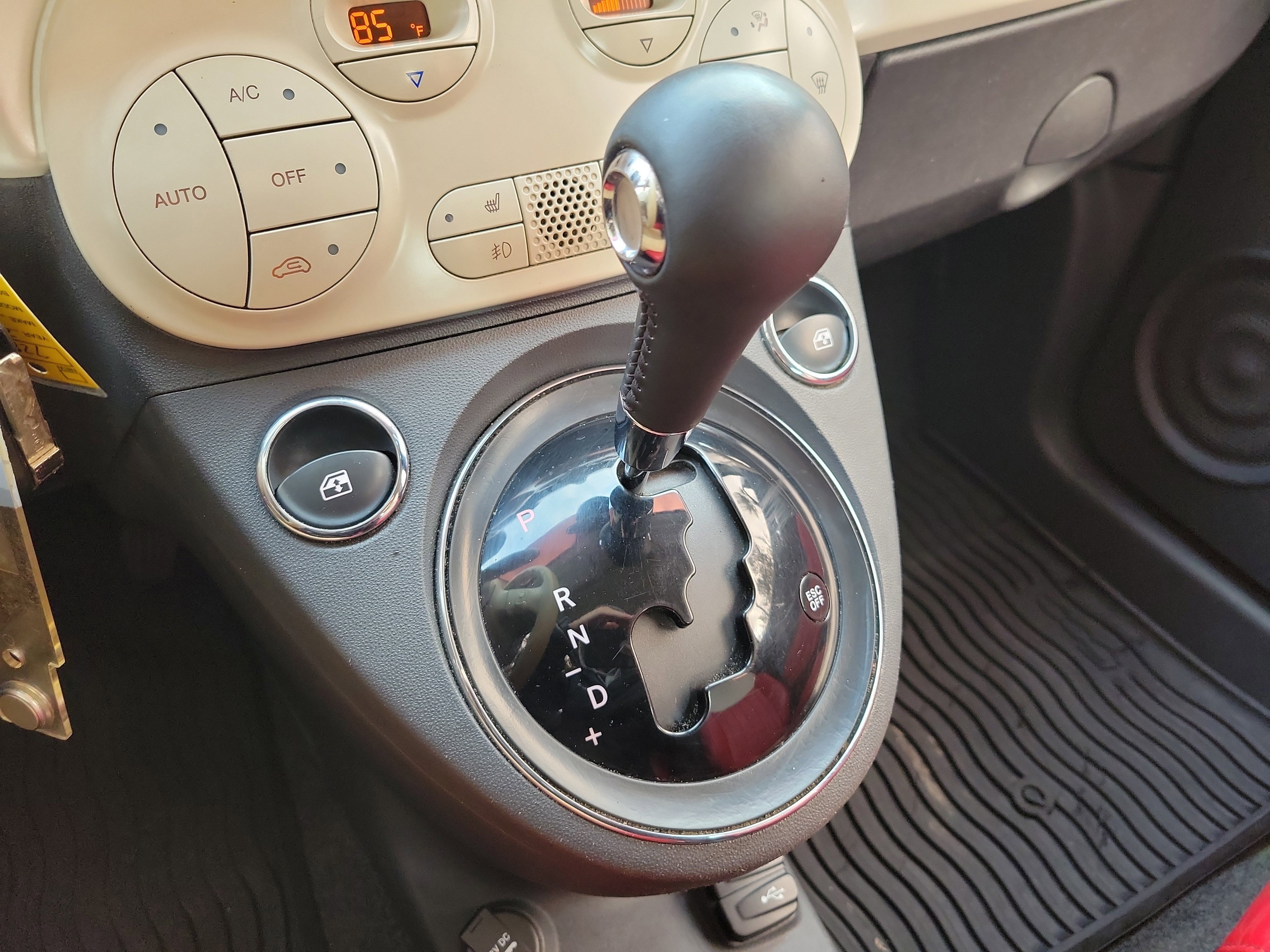 Used 2015 FIAT 500 Lounge w/ Luxury Leather Package image 26