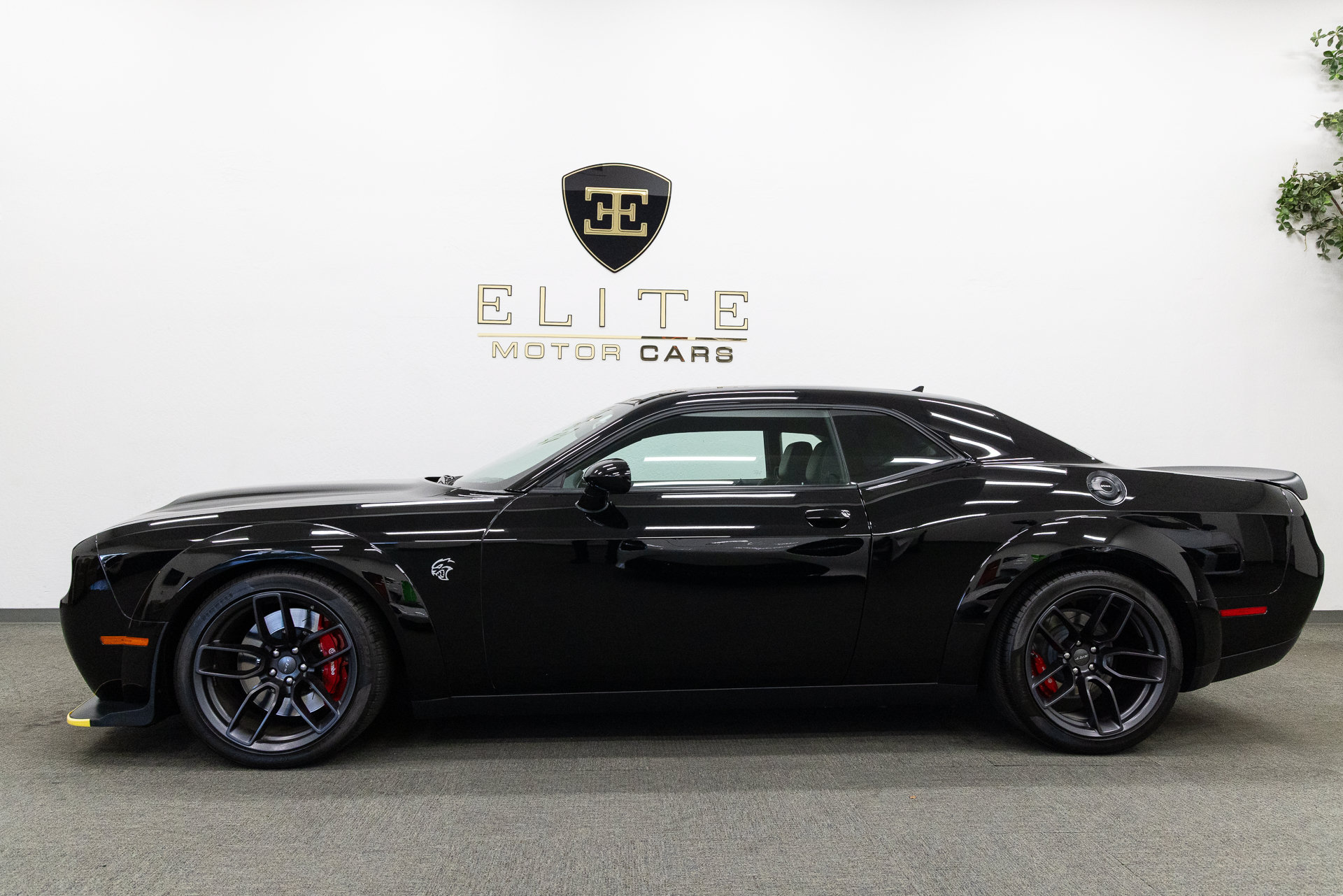 Used 2019 Dodge Challenger SRT Hellcat RWD image 2