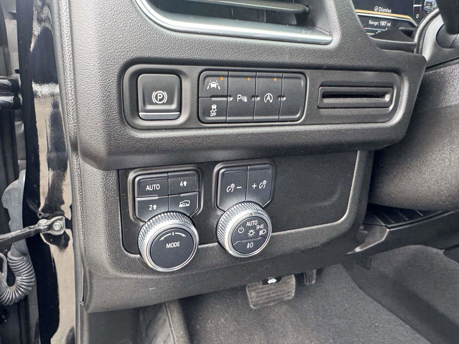 Used 2024 GMC Yukon SLT AWD/4WD image 23