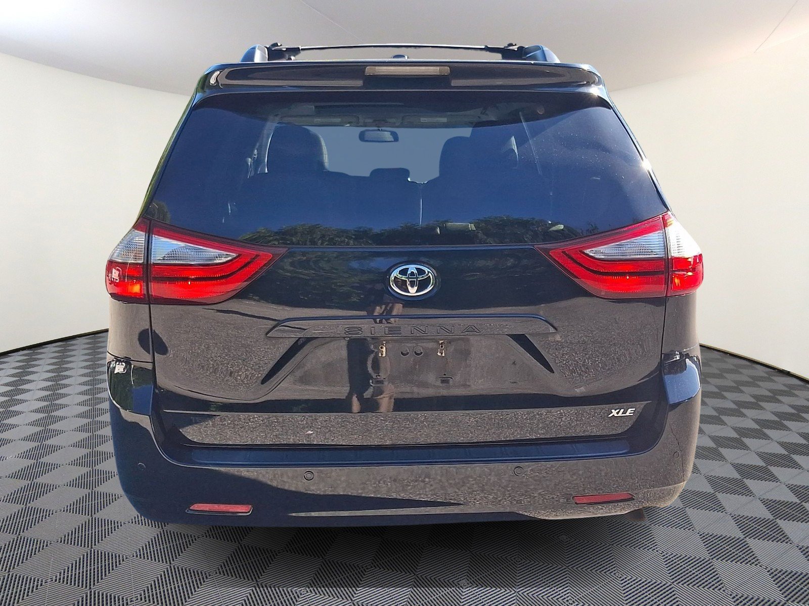 Used 2016 Toyota Sienna XLE w/ XLE Navigation Package FWD image 5