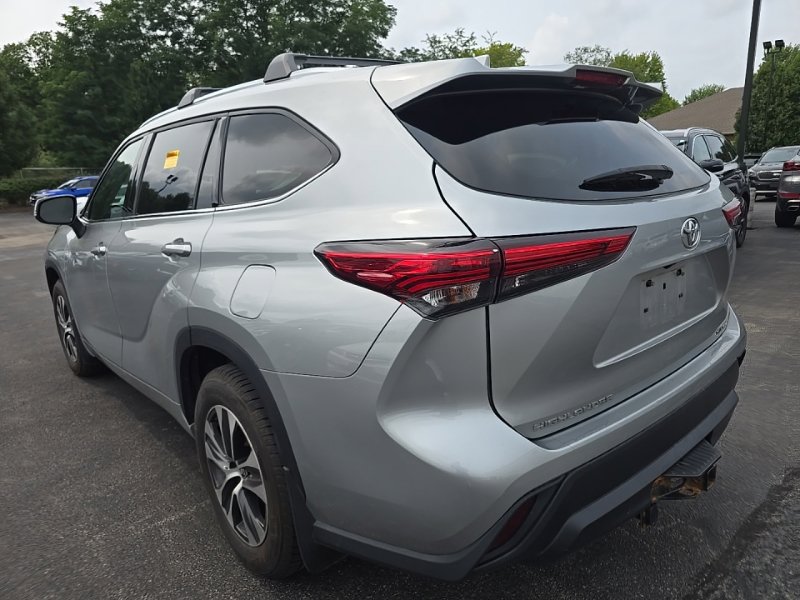 Used 2021 Toyota Highlander XLE AWD/4WD image 5