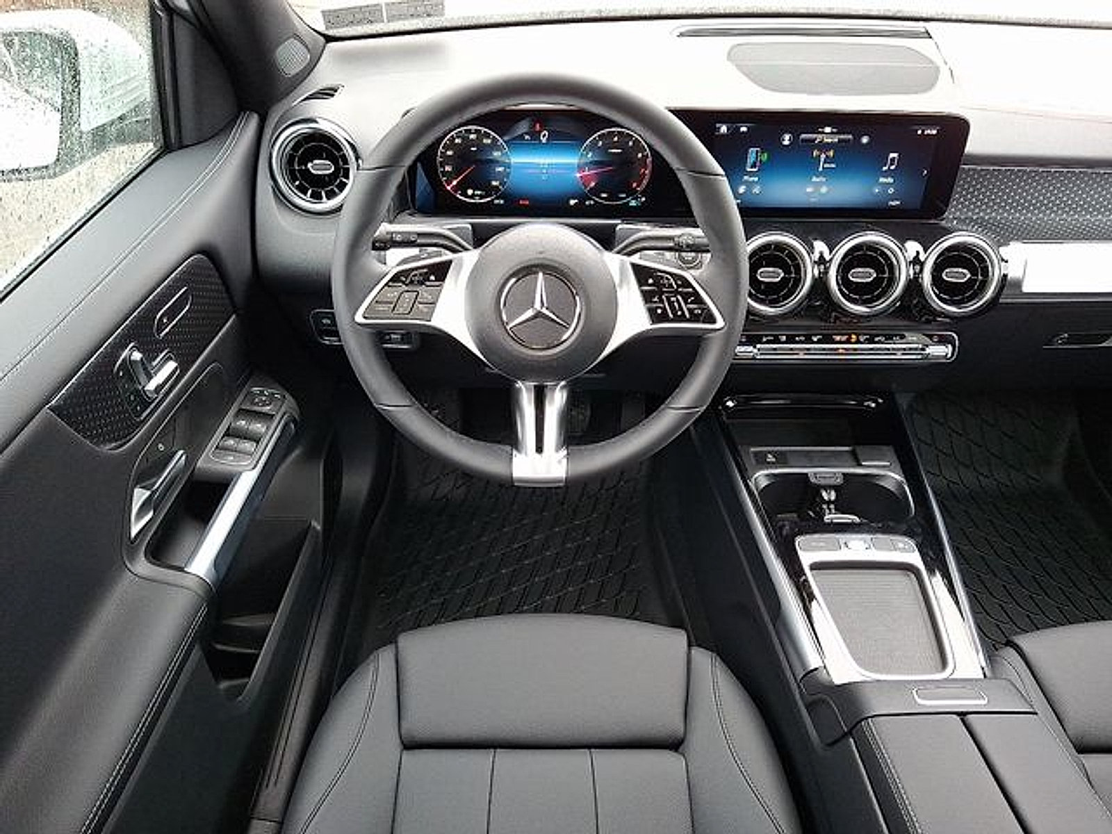 Used 2026 Mercedes-Benz GLB 250 4MATIC image 10