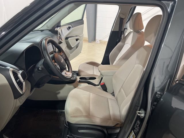Used 2023 Kia Soul LX w/ LX Technology Package image 9