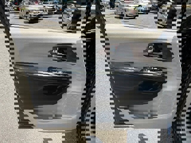 Used 2020 Chrysler Voyager Lxi image 7