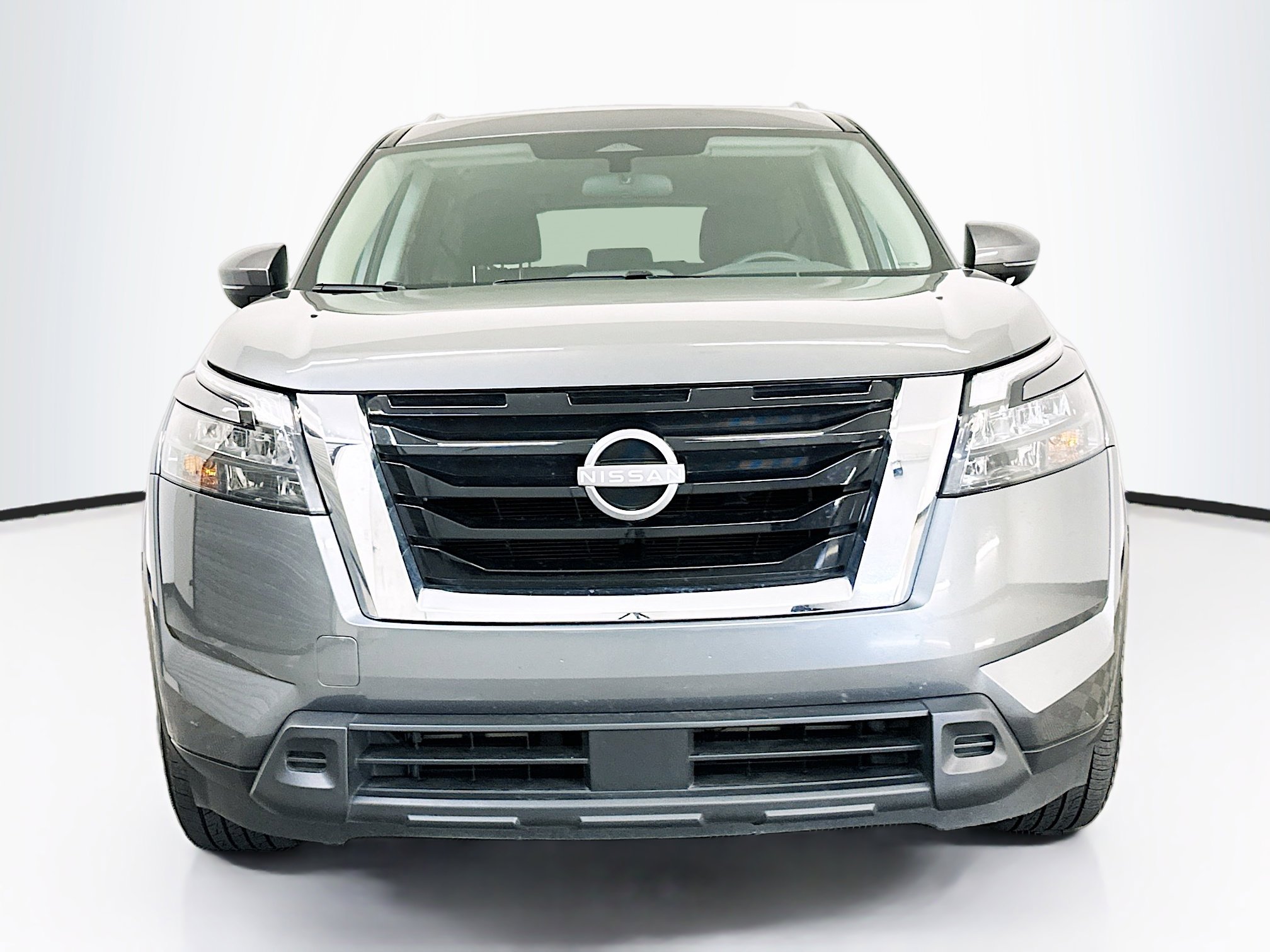 Used 2025 Nissan Pathfinder SV image 2